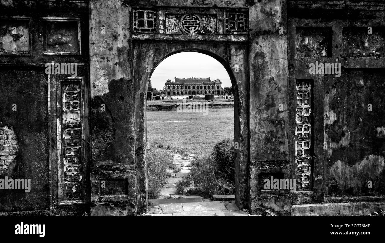 Vues de l'intérieur de la citadelle interdite avec bâtiment colonial impérial à Hue, Vietnam Banque D'Images Vues de l'intérieur de la citadelle interdite avec bâtiment colonial impérial à Hue, Vietnam Banque D'Images