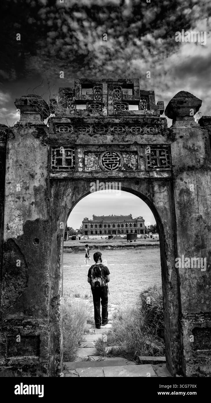 Paysage dans la Citadelle interdite impériale. L'endroit qui mène aux palais des rois, fonctionnaires féodaux au 19ème siècle à Hue, Vietnam Banque D'Images