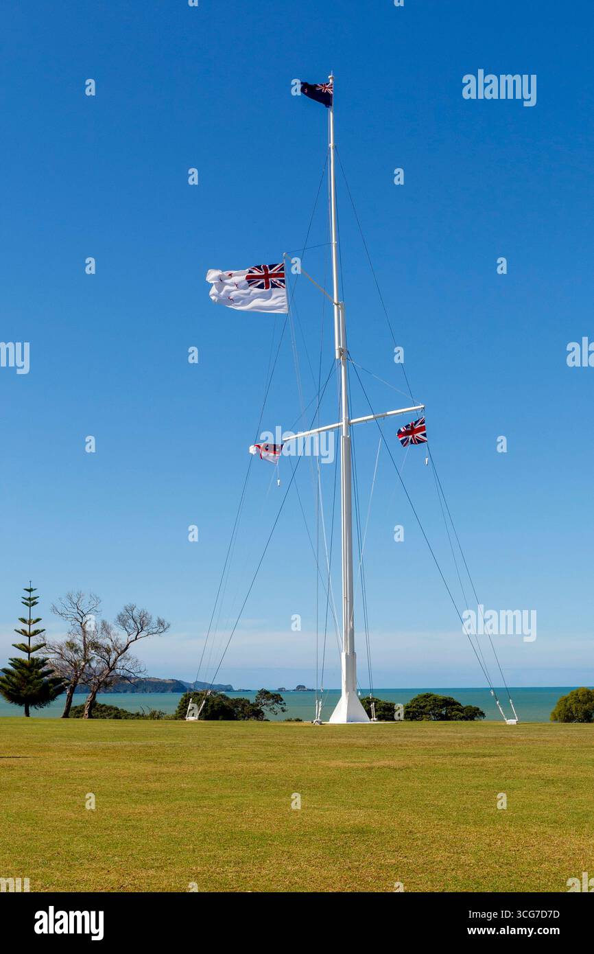 Le mât de drapeau sur le terrain du traité de Waitangi en Nouvelle-Zélande avec drapeau de l'Union et drapeaux de la Navy. Banque D'Images