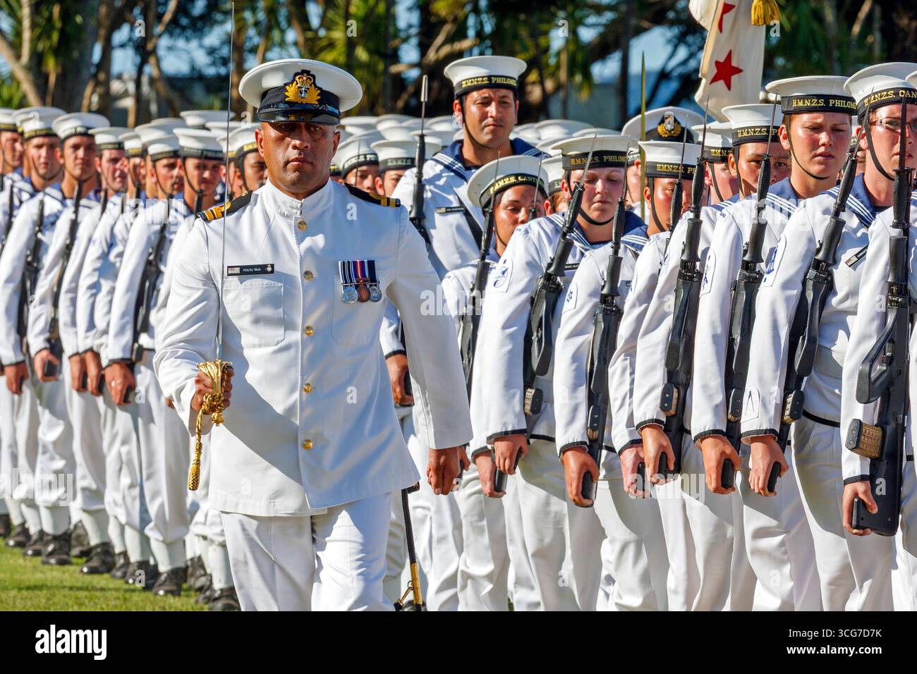 La marine royale néo-zélandaise marche sur les terrains du traité de Waitangi pour une défaite de la retraite Parade en Nouvelle-Zélande Banque D'Images