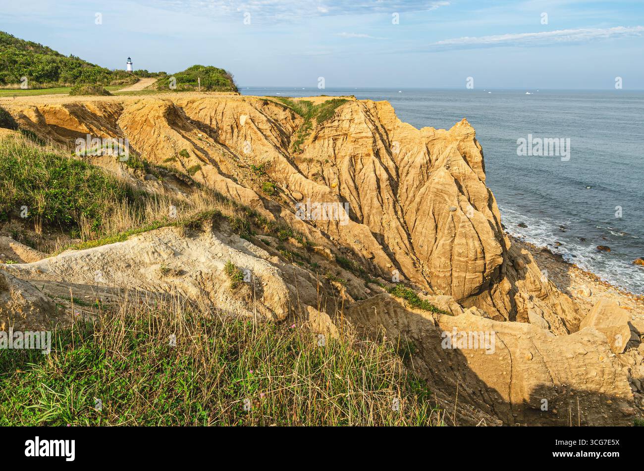 Falaises côtières au Camp Hero State Park avec le phare de Montauk au loin, long Island, New York, États-Unis Banque D'Images