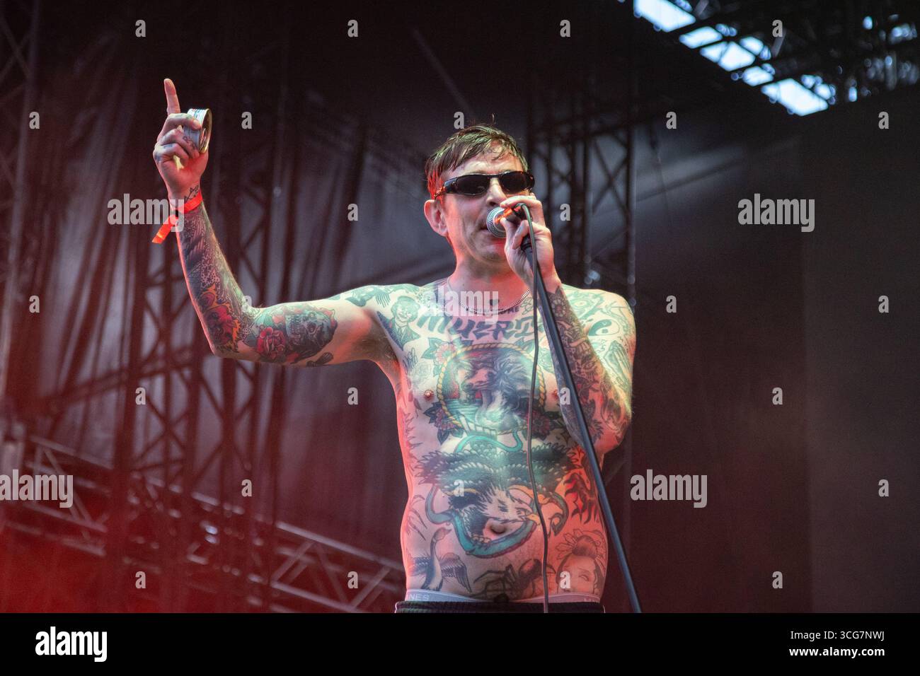 Trondheim, Norvège. 15 août 2025. Le groupe de punk suédois Viagra Boys donne un concert en direct lors du festival de musique norvégien Pstereo Festival 2025 à Trondheim. Ici le chanteur Sebastian Murphy est vu en direct sur scène. Banque D'Images