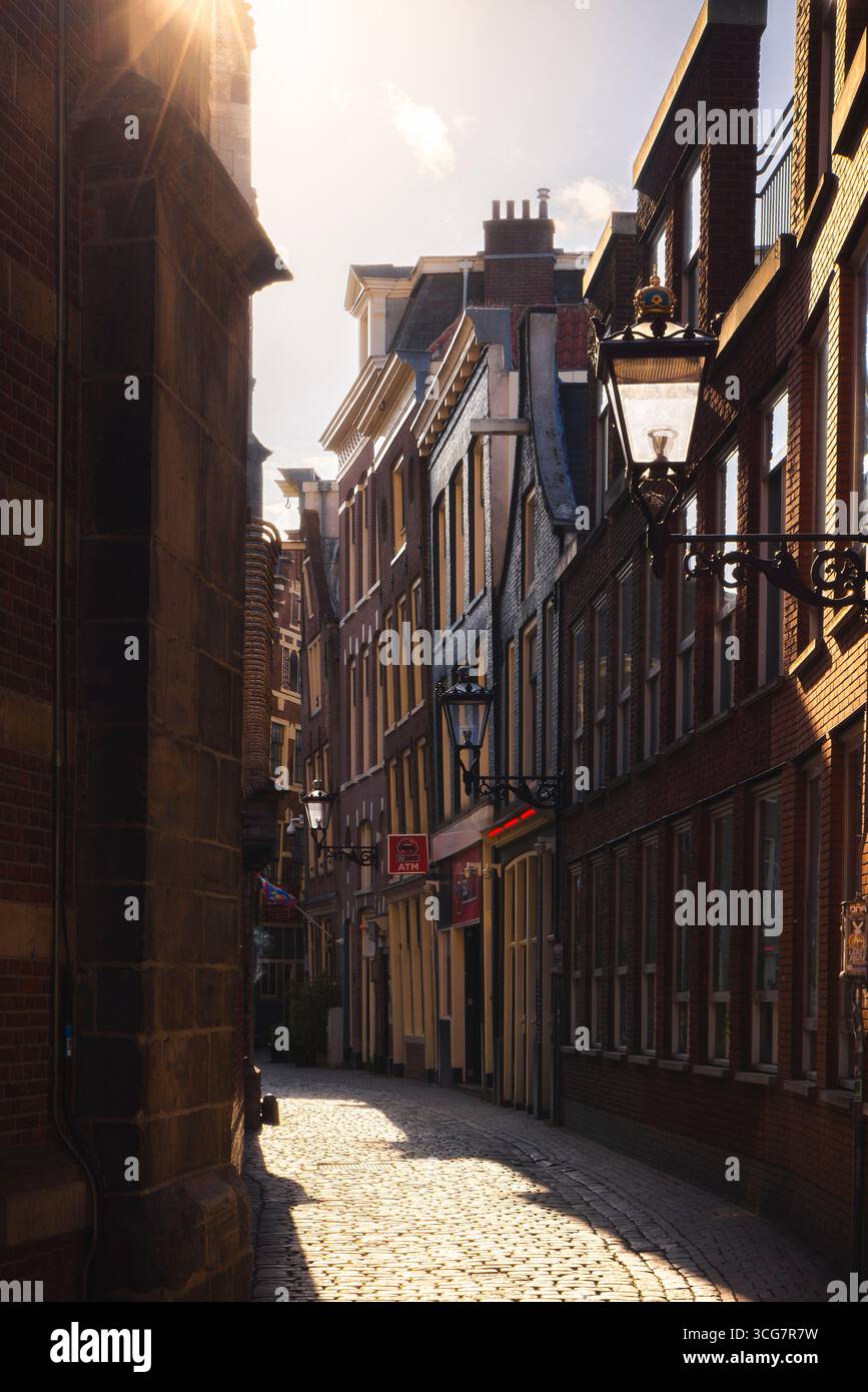 Ruelle du quartier rouge à Amsterdam pendant le coucher du soleil en été, de Wallen, Binnenstad, pays-Bas, Hollande du Nord, Europe occidentale Banque D'Images