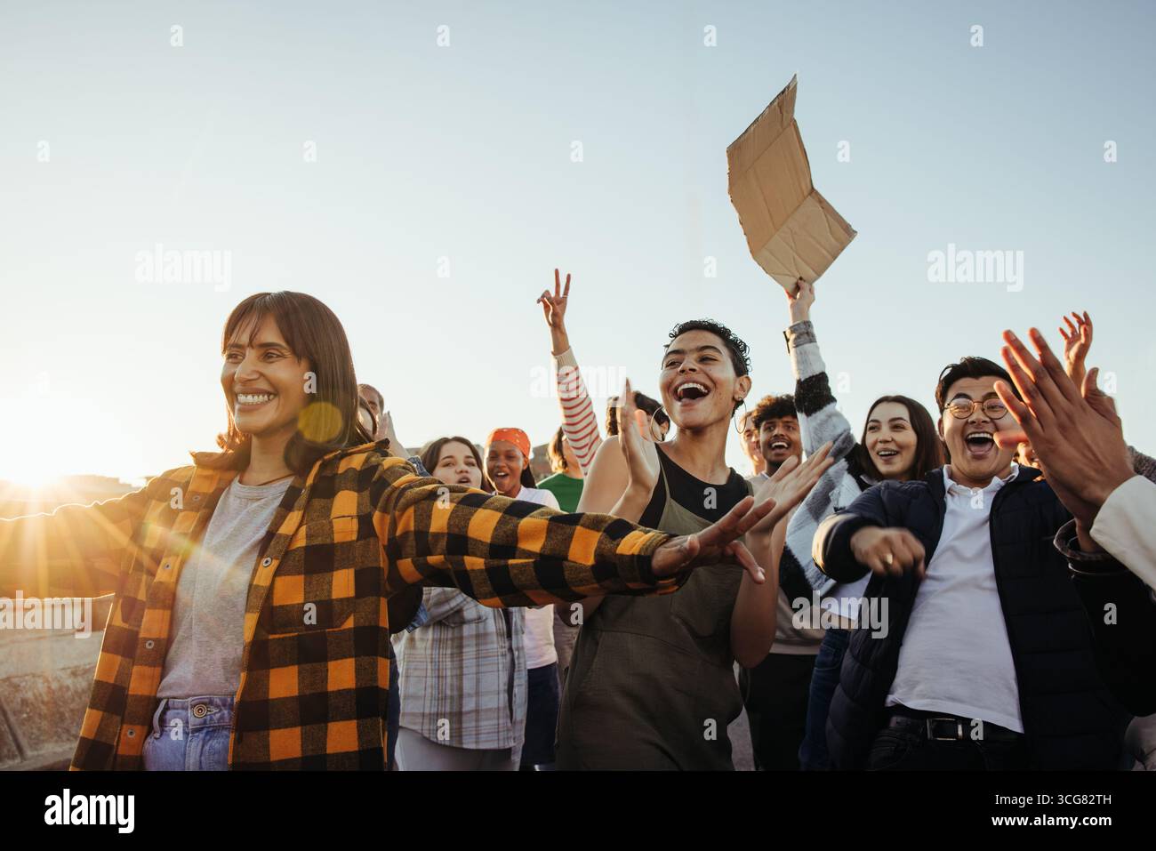Un groupe diversifié de jeunes participant heureux à un événement public en plein air, faisant preuve d'énergie positive et de camaraderie. L'image capture le v Banque D'Images