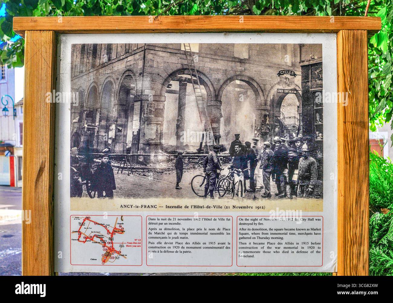 Carte postale agrandie du début du XXe siècle représentant une vue de la mairie en feu en 1912 - Ancy-le-Franc, Yonne (89), France. Banque D'Images