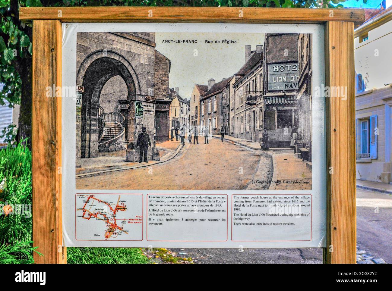 Carte postale agrandie sur le sentier de la ville du début du XXe siècle représentant une vue de la ville - Ancy-le-Franc, Yonne (89), France. Banque D'Images