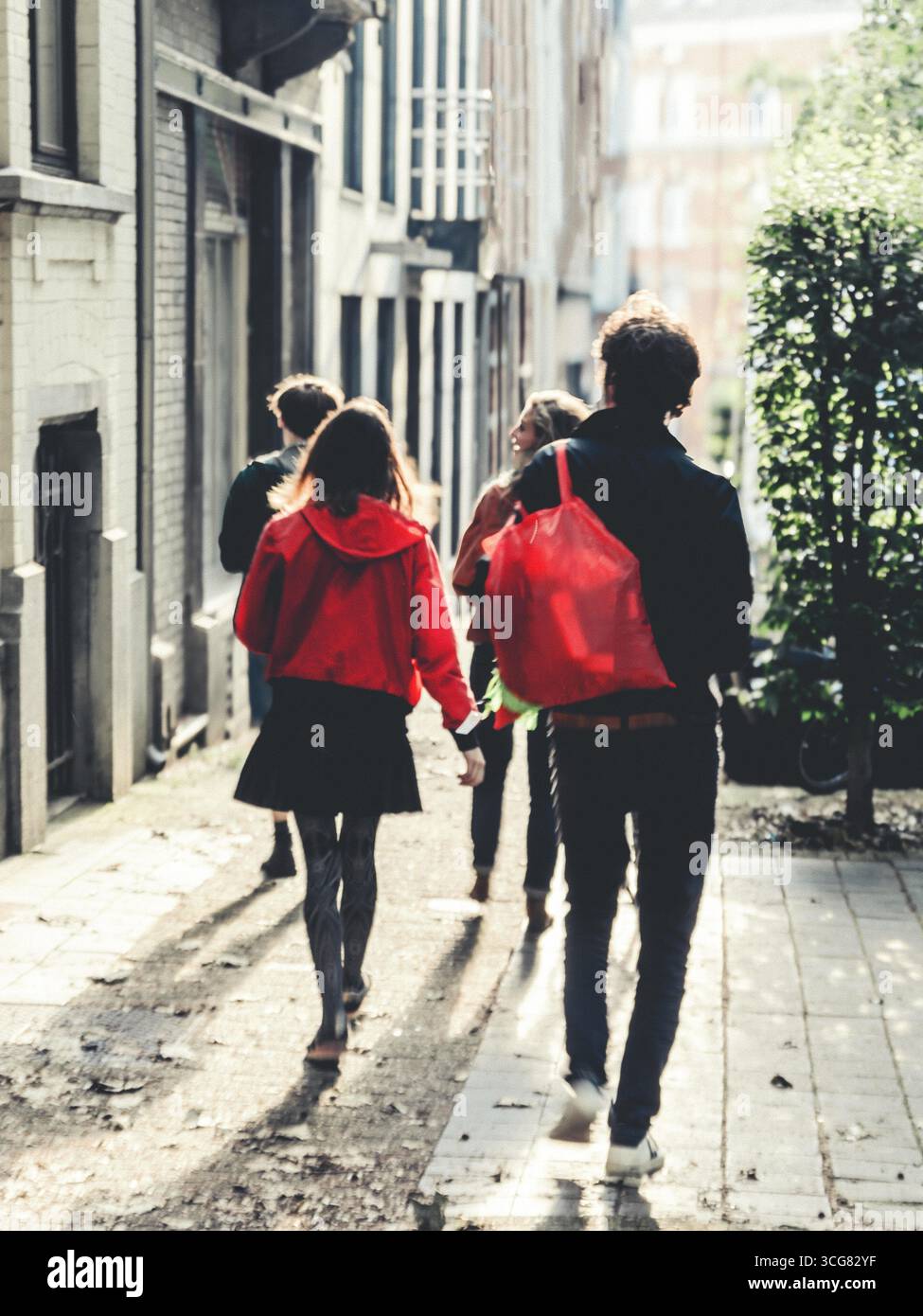 Image semi-silhouette Soft-focus de quatre amis s'éloignant de la caméra - Bruxelles, Belgique. Banque D'Images