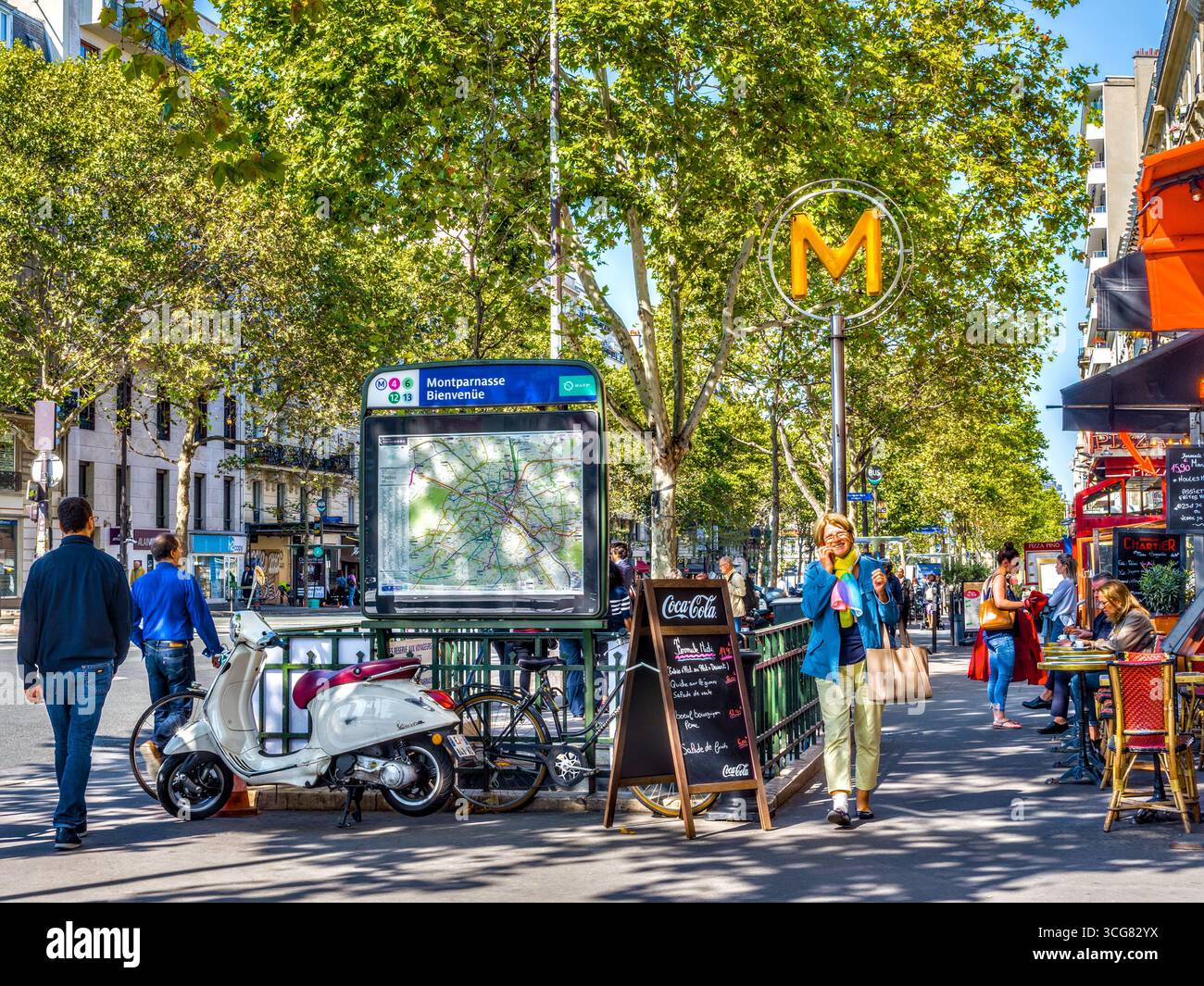 Entrée de la station de métro Montparnasse-Bienvenüe sur le Boulevard du Montparnasse, Paris 75006, France. Banque D'Images