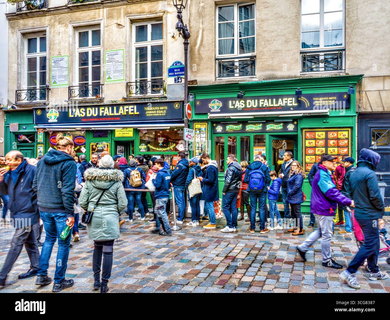 File d’attente traditionnelle de clients au restaurant « L’as du Fallafel » au Marais, Paris, France. Banque D'Images