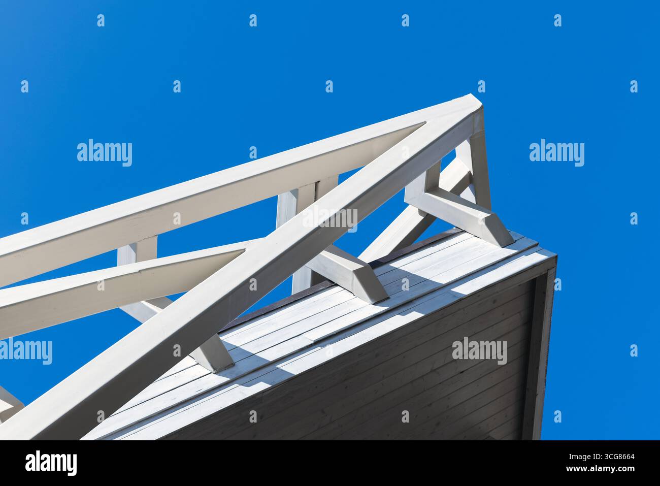 Détails architecturaux abstraits présentant une géométrie blanche propre sous un ciel bleu par une journée ensoleillée, représentant la simplicité moderne et la précision dans le design. Banque D'Images