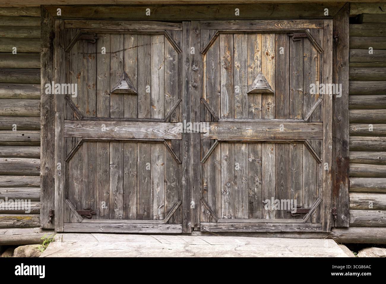 Portes doubles en bois vieilli de style traditionnel, mettant en valeur l'esthétique vintage et l'artisanat rustique. Texture de la photo d'arrière-plan Banque D'Images