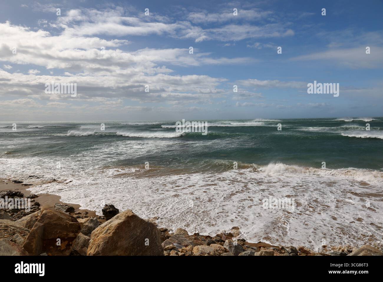 paysage marin de l'océan indien au port elizabeth et ciel bleu nuageux, afrique du sud Banque D'Images