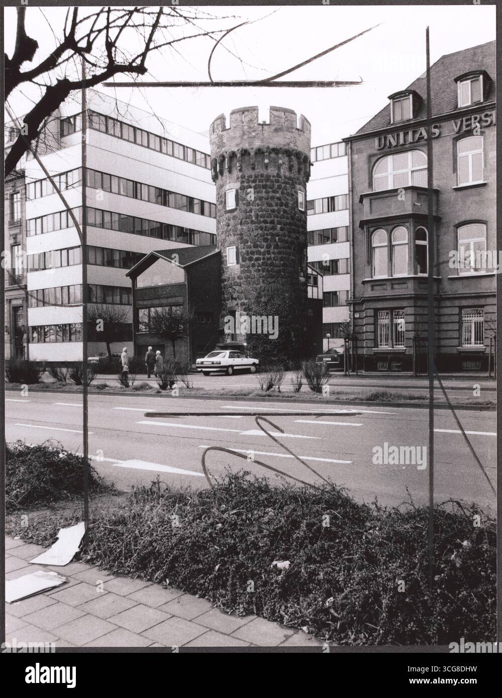 Köln-Altstadt Nord : Kunibertsturm - Häuser Banque D'Images