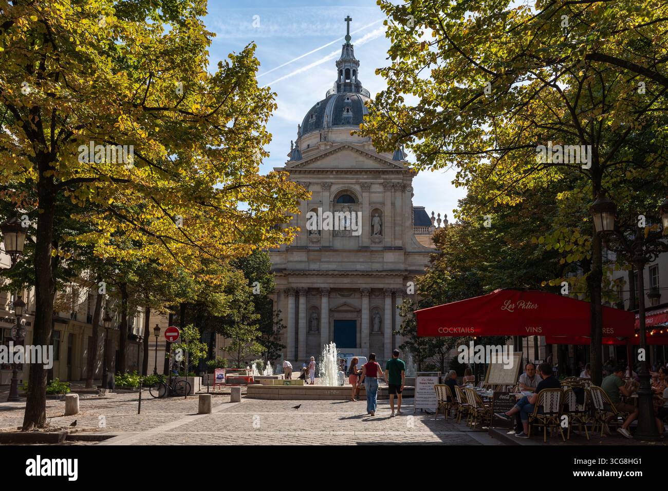 La chapelle de la Sorbonne sur la place de la Sorbonne dans le 5ème arrondissement de Paris. Les gens prenant un verre et profitant du temps chaud et ensoleillé Banque D'Images