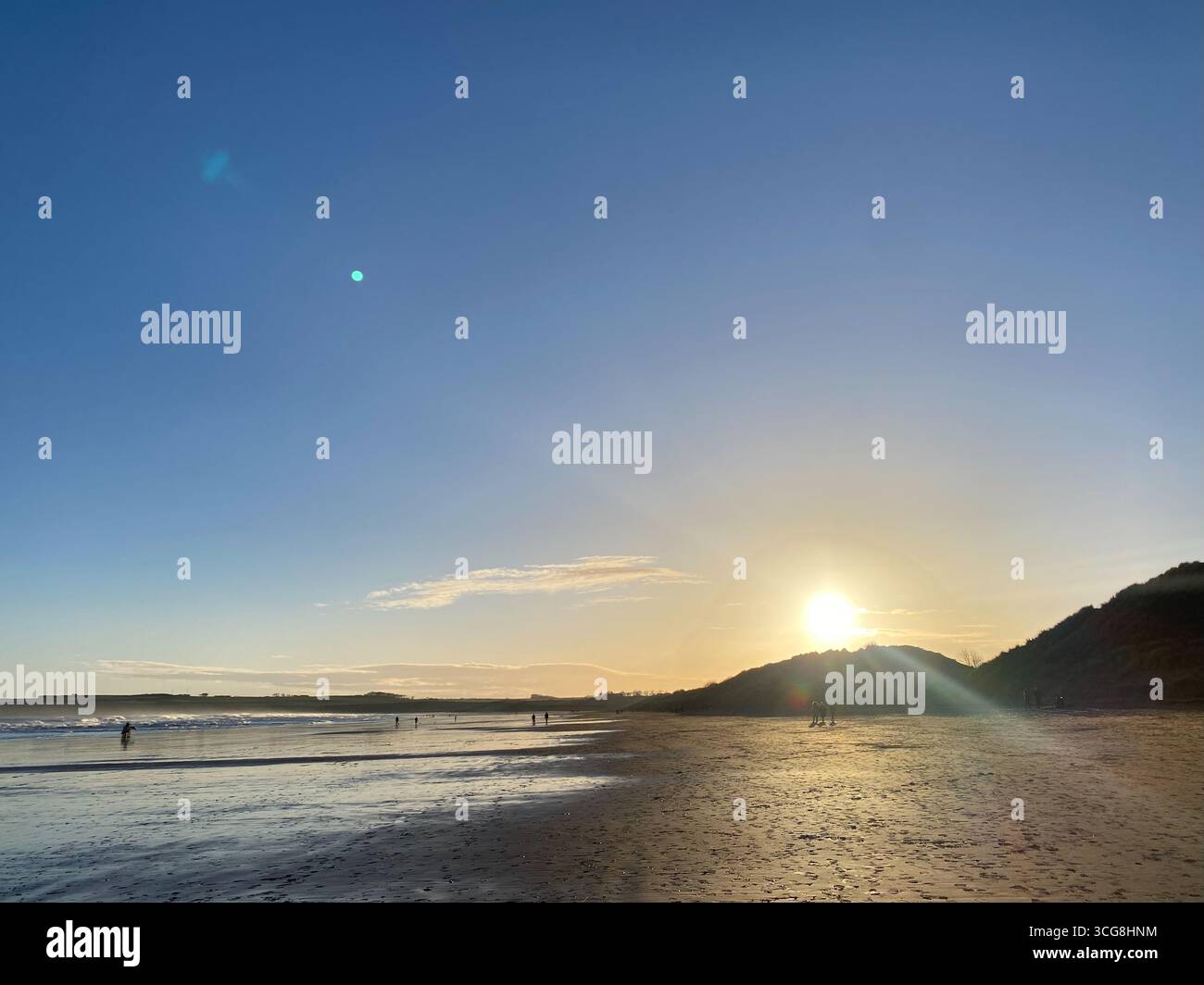 Coucher de soleil sur la plage de Lunan Bay en Écosse - Image de stock capturée avec un smartphone