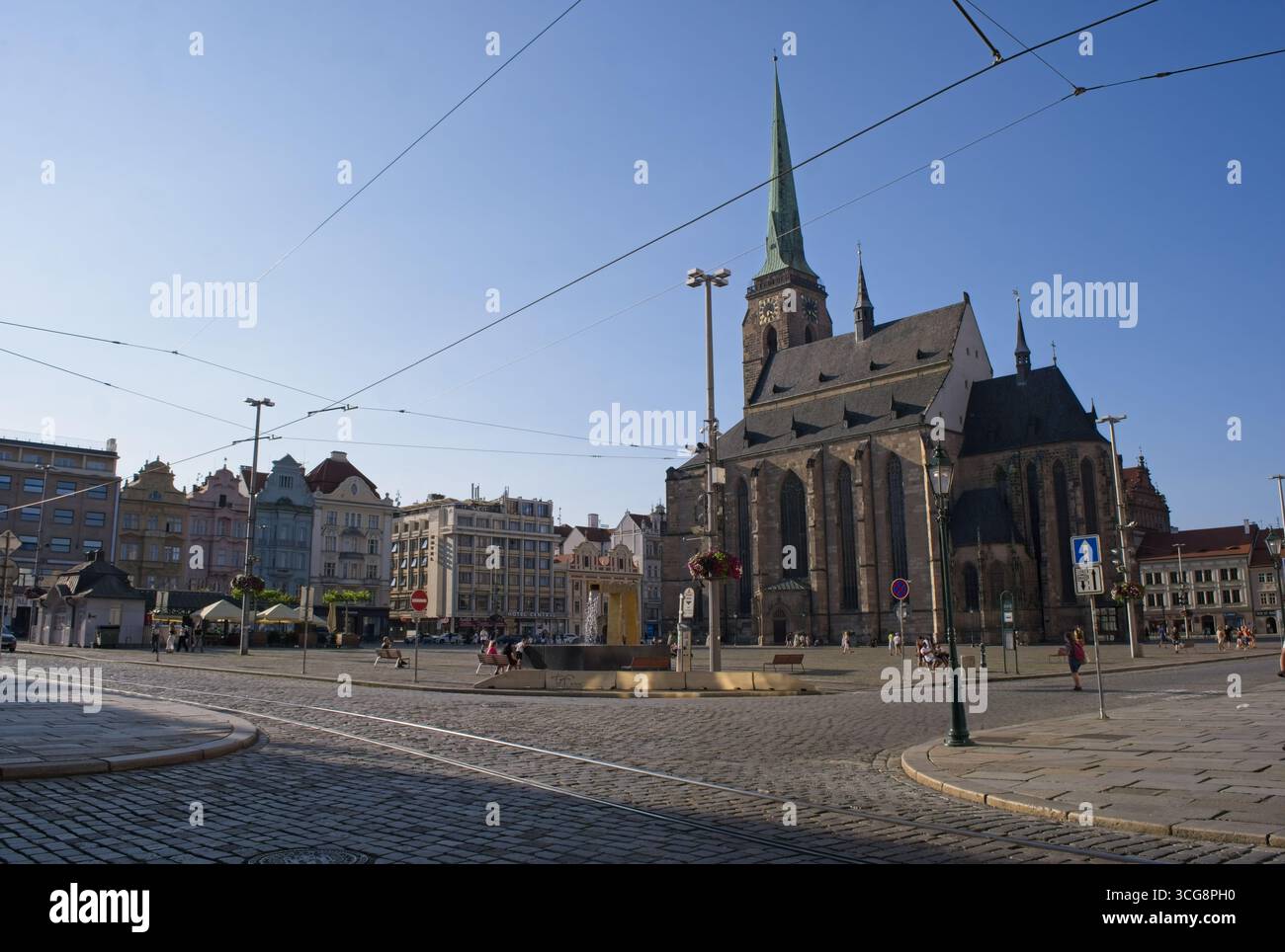 Plzen, Tchéquie - 10 août 2025 : place de la République. Les gens marchent à Plzen. Rues, bâtiments. Style de vie en zone urbaine. Journée d'été ensoleillée. Sélectif Banque D'Images
