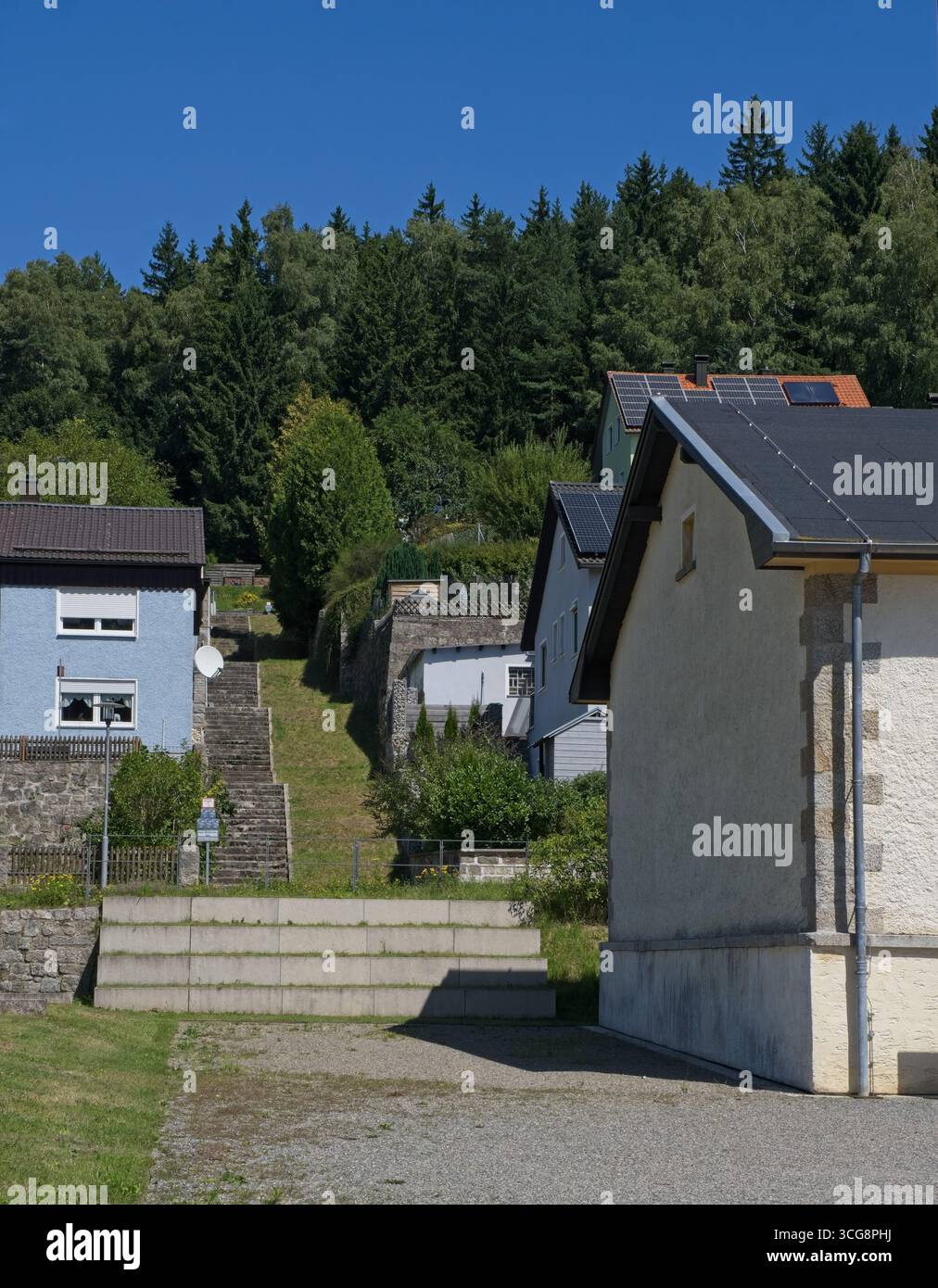 Flossenburg, Allemagne - 11 août 2025 : le camp de concentration Flossenburg a été construit par des prisonniers de Dachau. Il y avait 8,000 prisonniers hébergés ici. Ensoleillé Banque D'Images