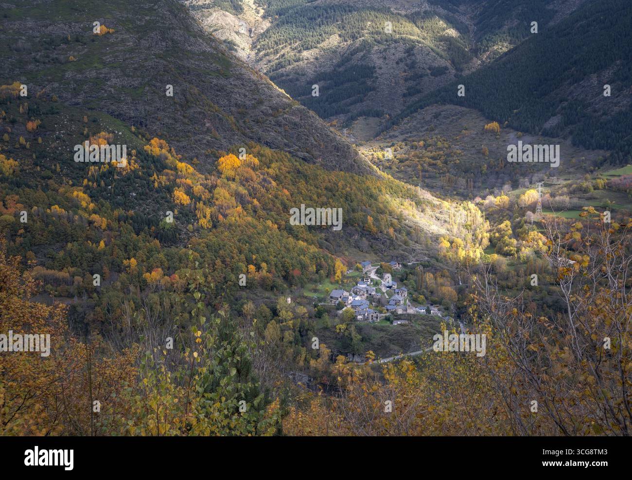 Les feuilles d'automne dorées encadrent la paisible Cabdella, mettant en valeur la beauté de Vall Fosca en automne catalan. Banque D'Images