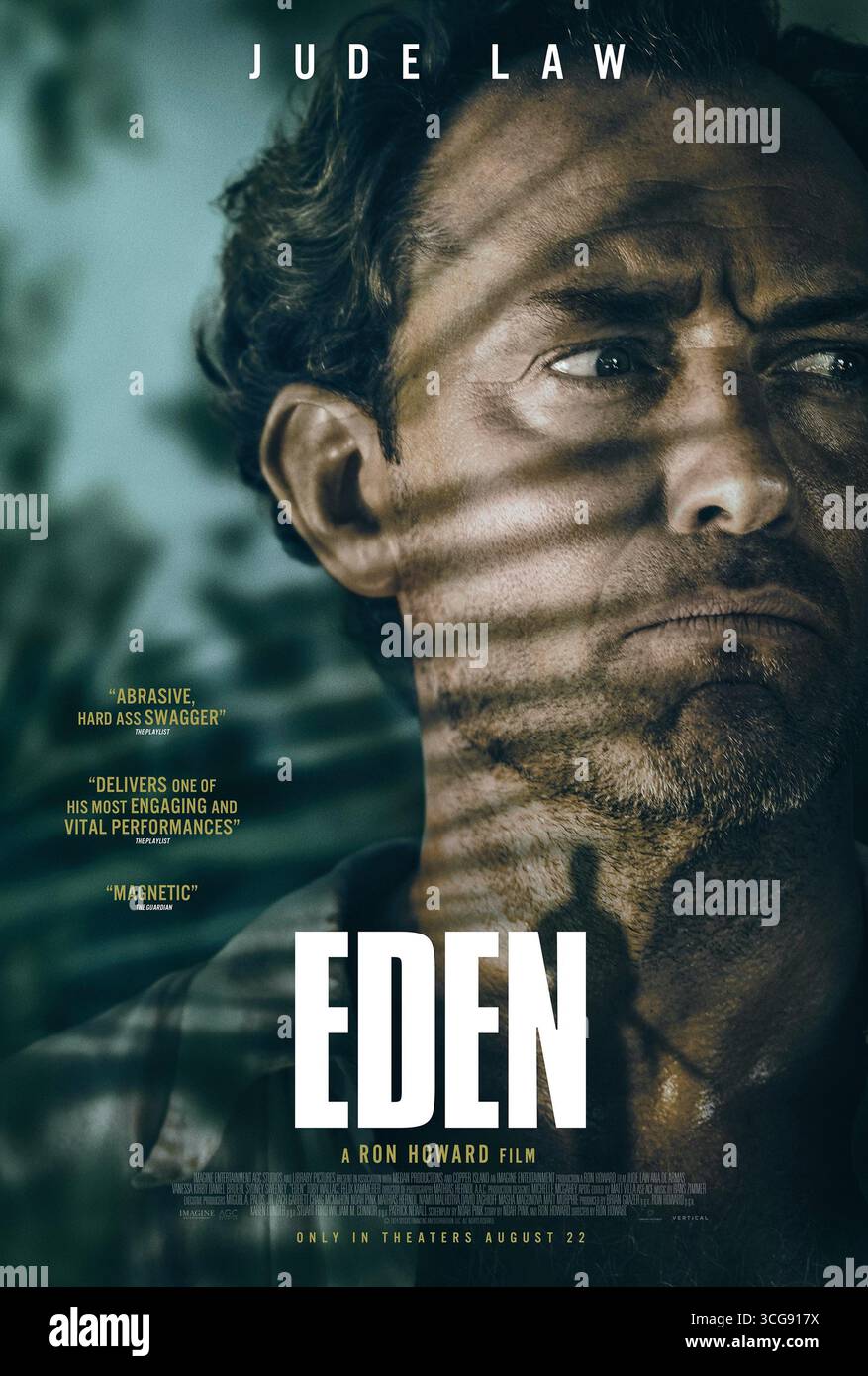 Eden (2024) réalisé par Ron Howard et mettant en vedette Jude Law dans le rôle du Dr Friedrich Ritter, un homme fuyant l'Allemagne après la première Guerre mondiale pour découvrir le véritable but de la vie sur les îles Galápagos. Sa vision idéaliste est remise en question par les réalités de la vie insulaire et les ambitions contradictoires des autres colons. Affiche de personnage AMÉRICAINE À USAGE ÉDITORIAL EXCLUSIF. Crédit : BFA / vertical Banque D'Images