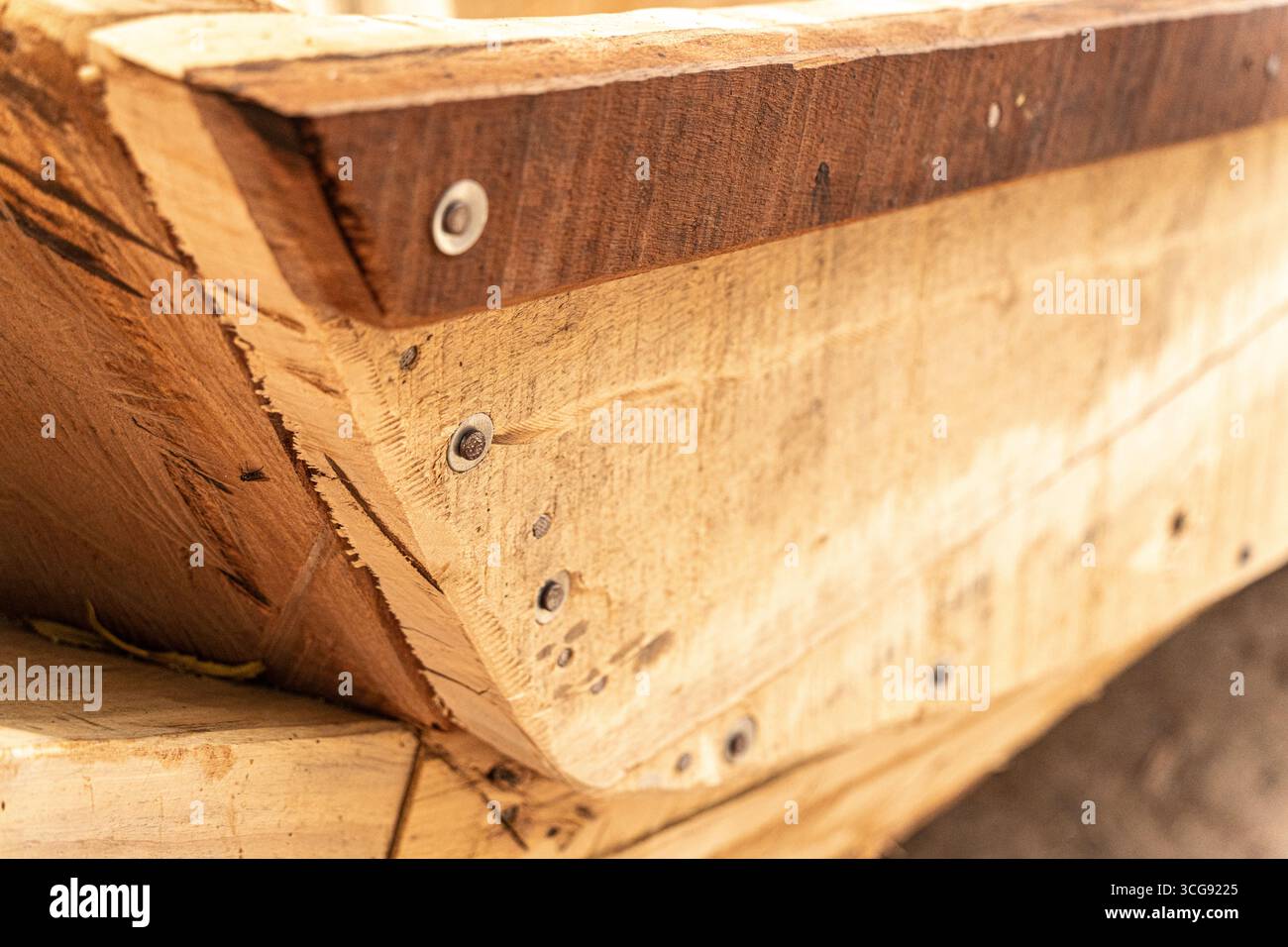 Dakar, Sénégal - 12 mai 2025 : vue de planches de bois méticuleusement travaillées reliées par des rivets métalliques, créant des motifs géométriques et des textures. Banque D'Images