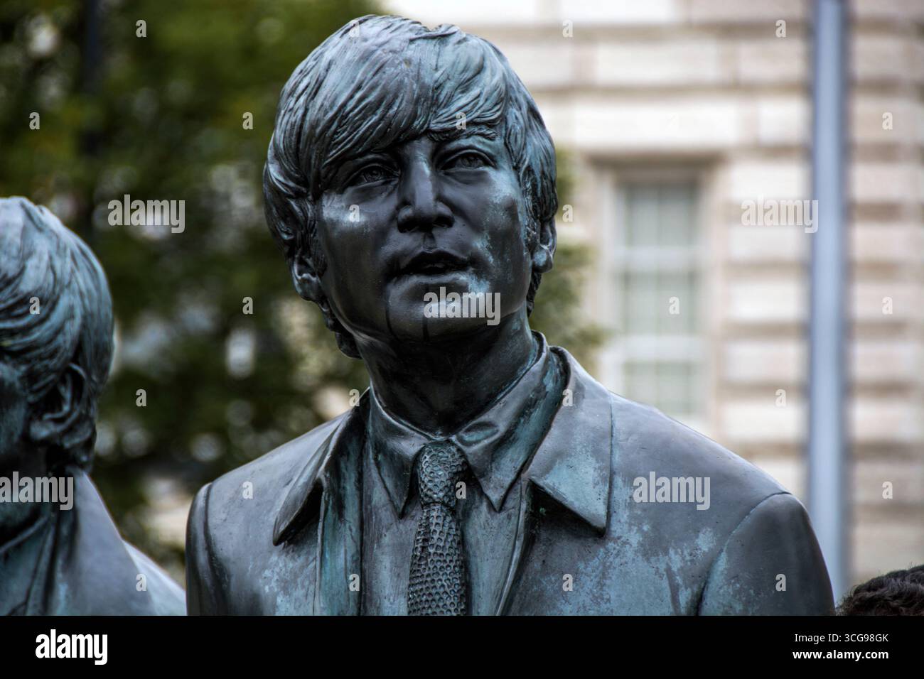 John Lennon de The Beatles Statue du sculpteur Andy Edwards, statue est basée sur une vraie séance photo de 1963 Banque D'Images