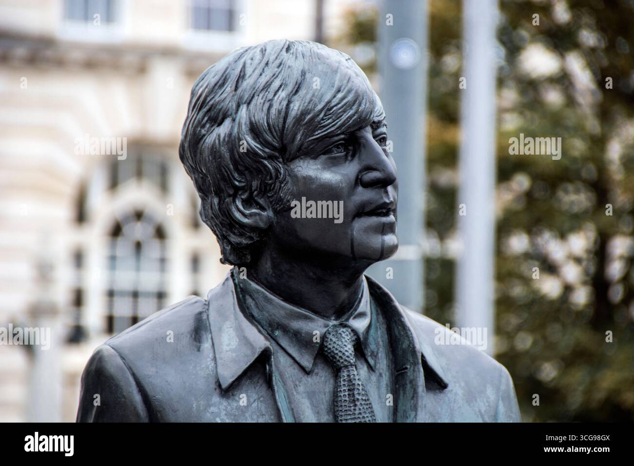 John Lennon de The Beatles Statue du sculpteur Andy Edwards, statue est basée sur une vraie séance photo de 1963 Banque D'Images