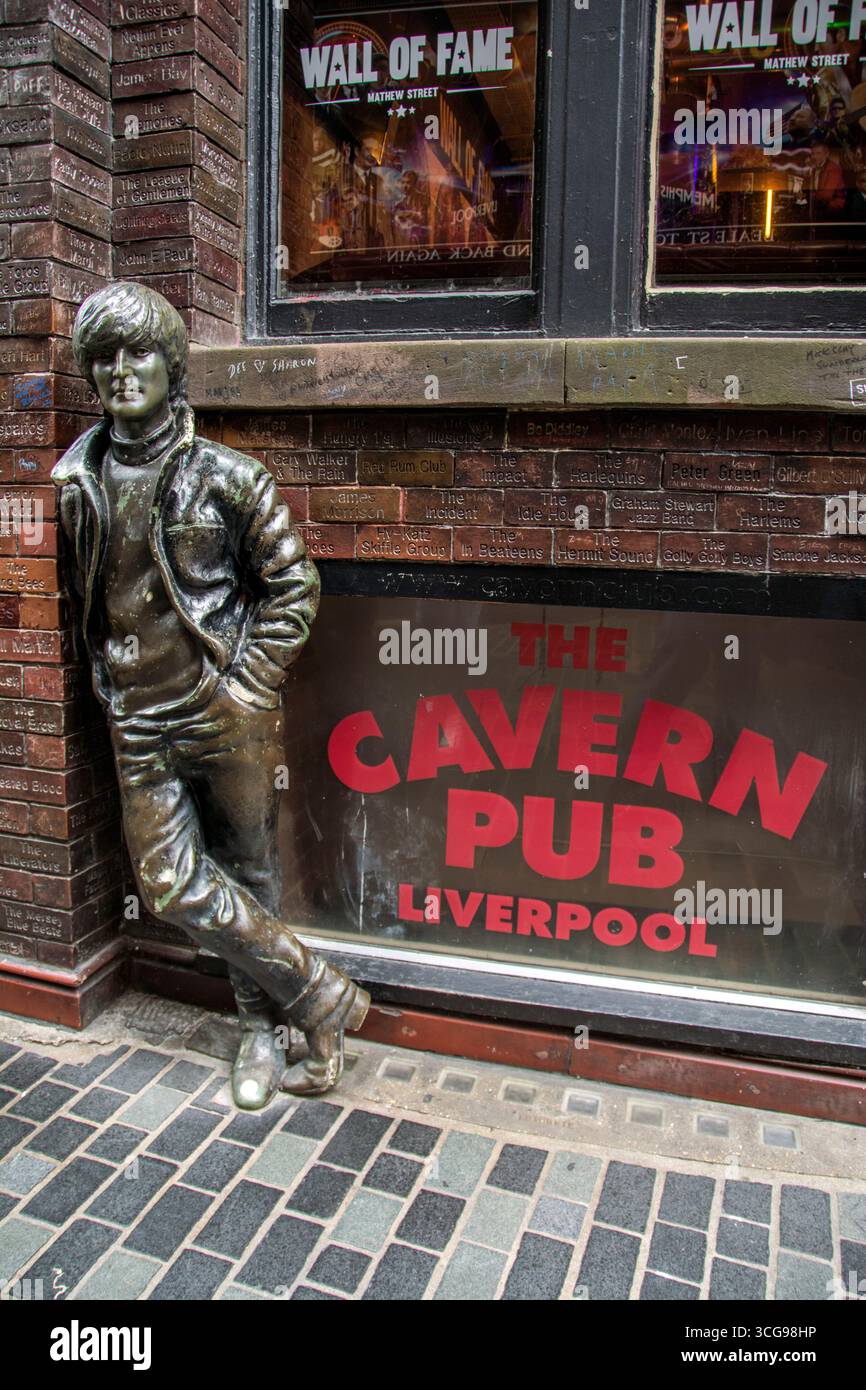 La statue de John Lennon, plus jeune, s'est dressée contre le Cavern Wall of Fame , devant le Cavern Pub Banque D'Images