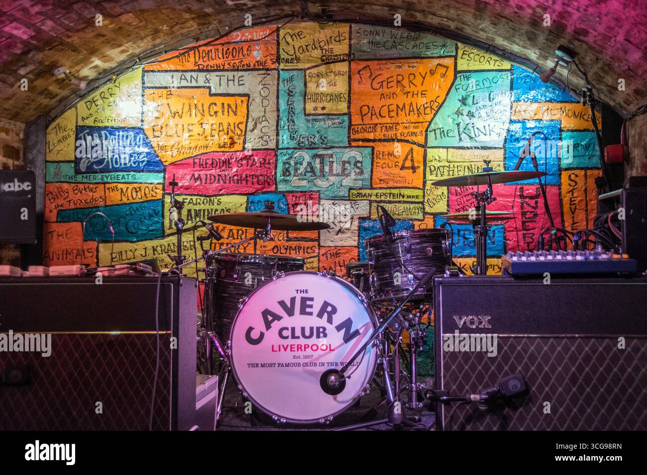 Stage of the Cavern Pub, le spectacle reflète tout depuis les premiers jours de la Cavern, et a été le lieu où la popularité britannique des Beatles a commencé Banque D'Images