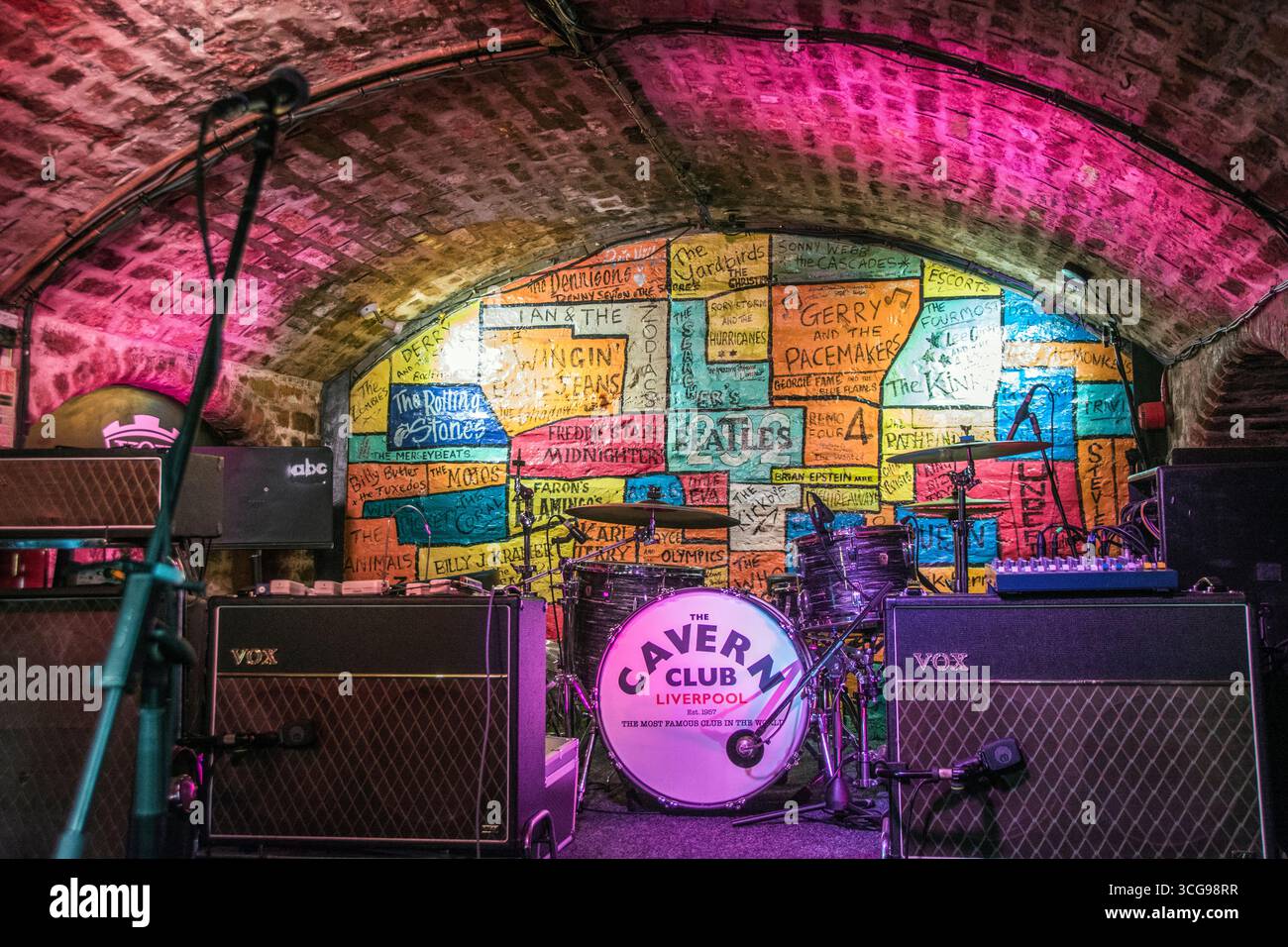 Stage of the Cavern Pub, le spectacle reflète tout depuis les premiers jours de la Cavern, et a été le lieu où la popularité britannique des Beatles a commencé Banque D'Images