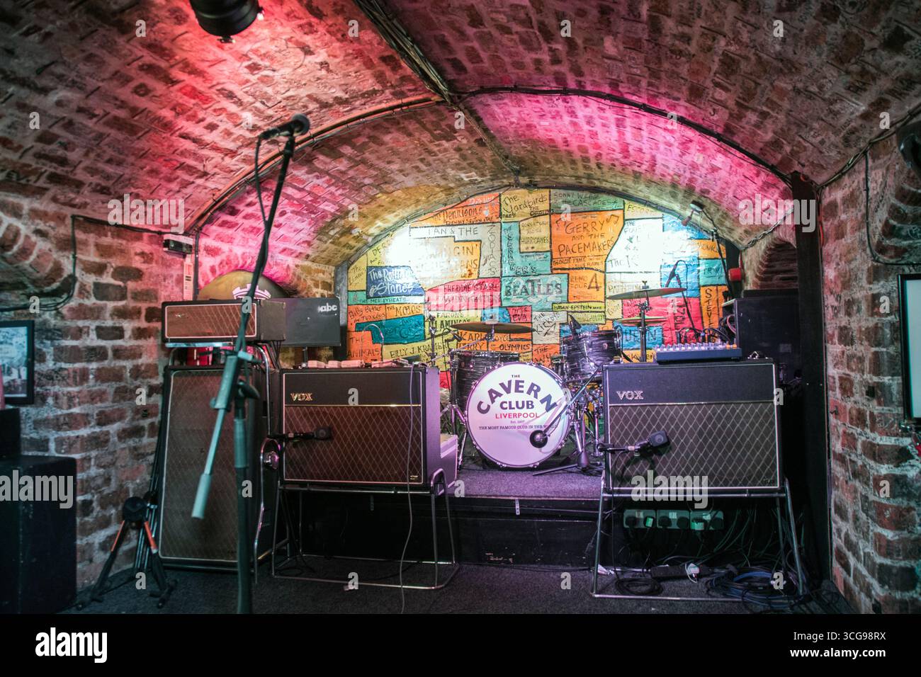 Stage of the Cavern Pub, le spectacle reflète tout depuis les premiers jours de la Cavern, et a été le lieu où la popularité britannique des Beatles a commencé Banque D'Images