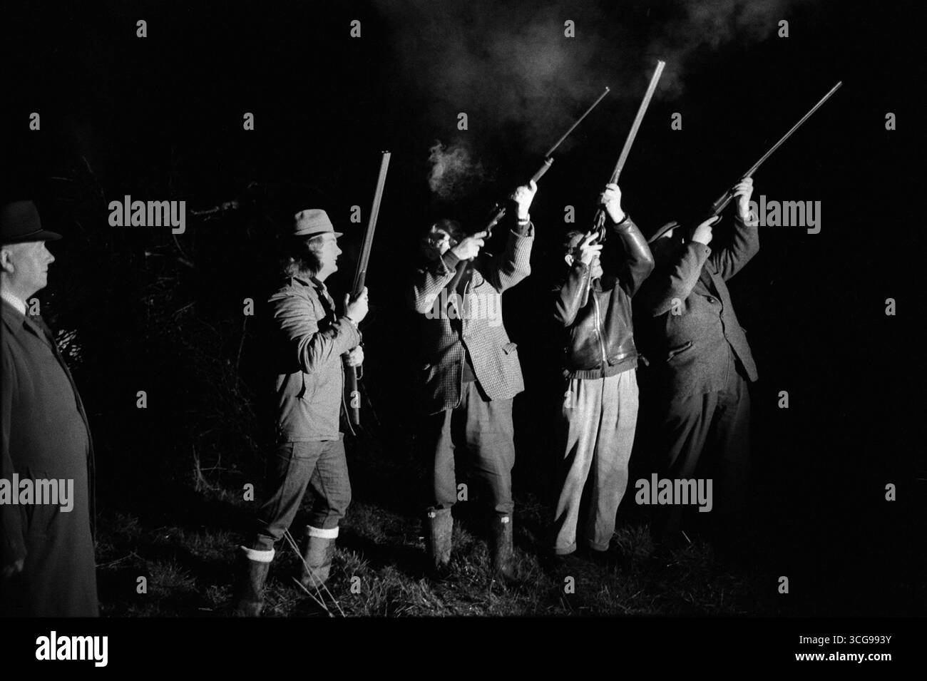 Wassing the Apple Tree, Carhampton Somerset. Wassailers tire Guns - fusils dans le pommier pour effrayer les mauvais esprits. Angleterre des années 1972 1970 Royaume-Uni HOMER SYKES Banque D'Images