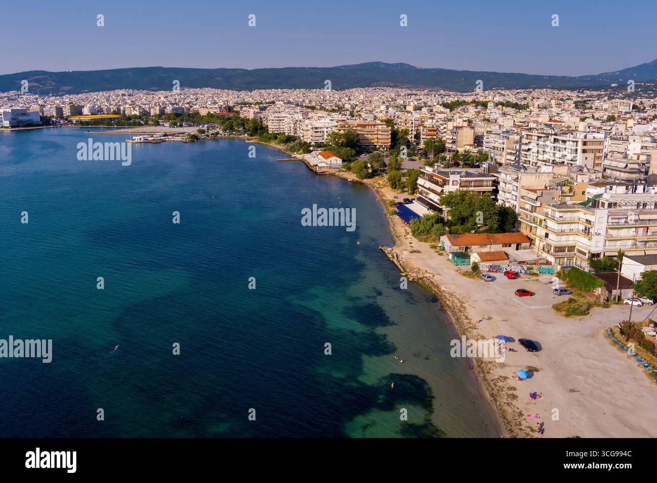 Vue aérienne du front de mer oriental de Thessalonique en Grèce, mettant en valeur l'architecture urbaine côtière, l'horizon marin et le paysage urbain serein sous un blu clair Banque D'Images