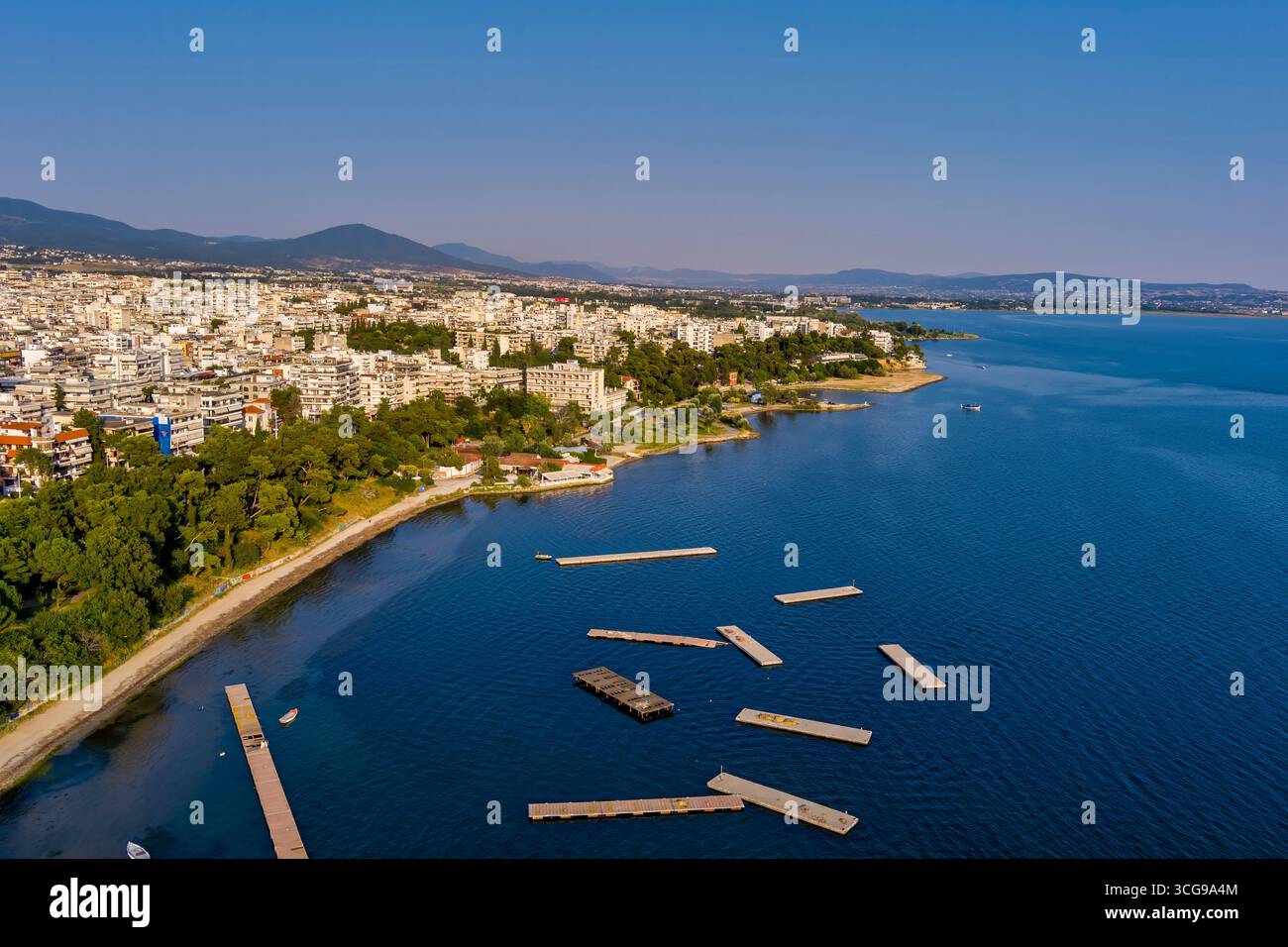 Vue aérienne du front de mer oriental de Thessalonique en Grèce, mettant en valeur l'architecture urbaine côtière, l'horizon marin et le paysage urbain serein sous un blu clair Banque D'Images