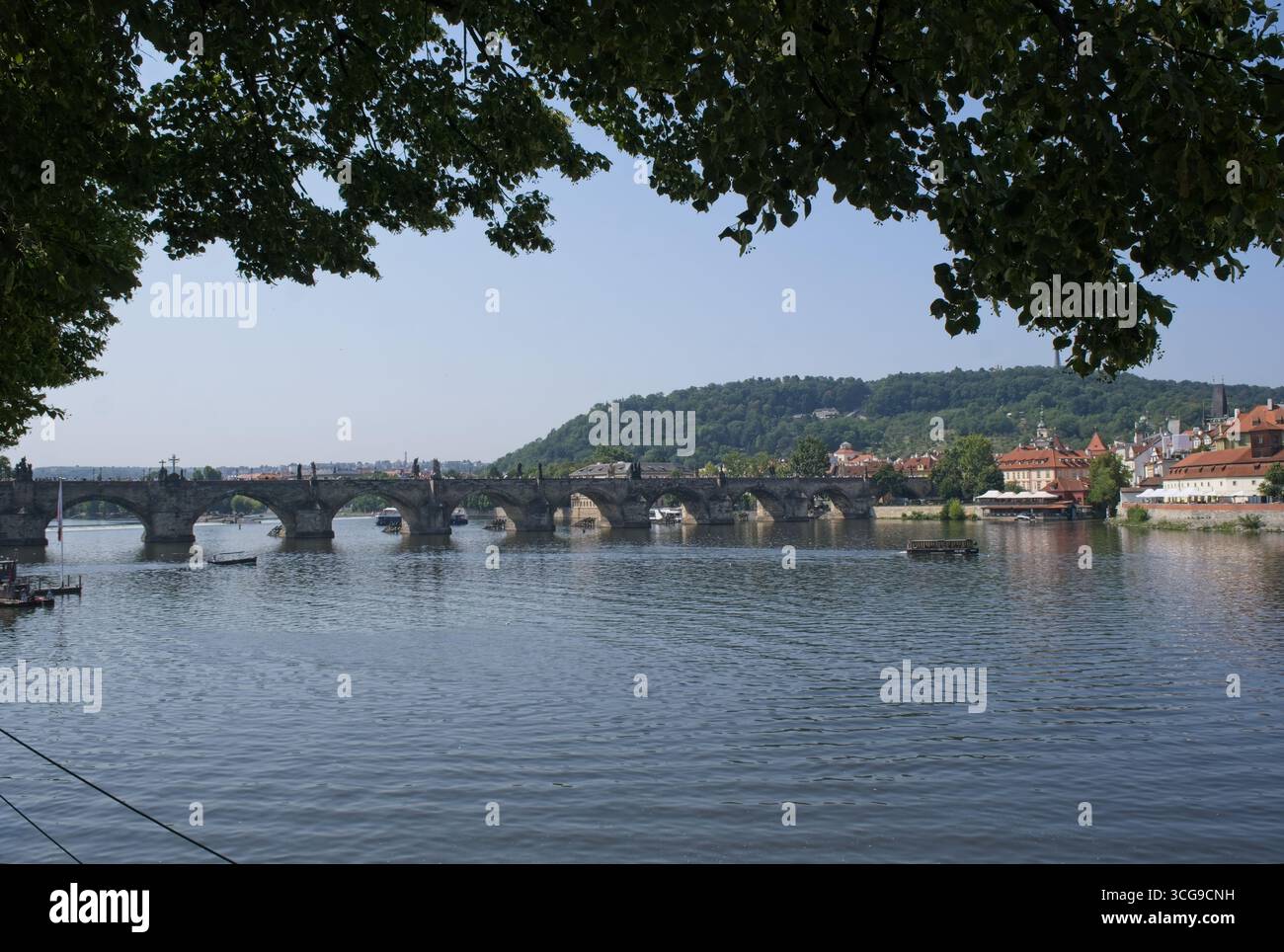 Prague, Tchéquie - 14 août 2025 : Pont Charles. Des gens marchant à Prague. Rues, bâtiments. Style de vie en zone urbaine. Journée d'été ensoleillée. Sélectif Banque D'Images