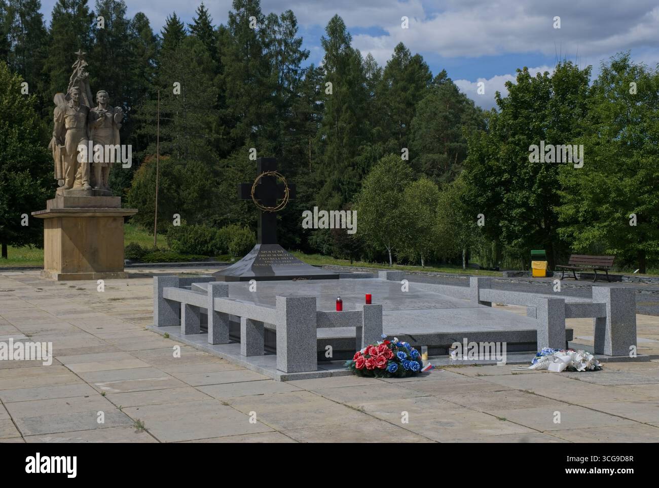 Luka-Slavetin u Litovle, Tchéquie - 18 août 2025 : le 5 mai 1945, les nazis sont entrés dans Javoricko et ont tué 38 habitants du village. Journée d'été ensoleillée. Banque D'Images