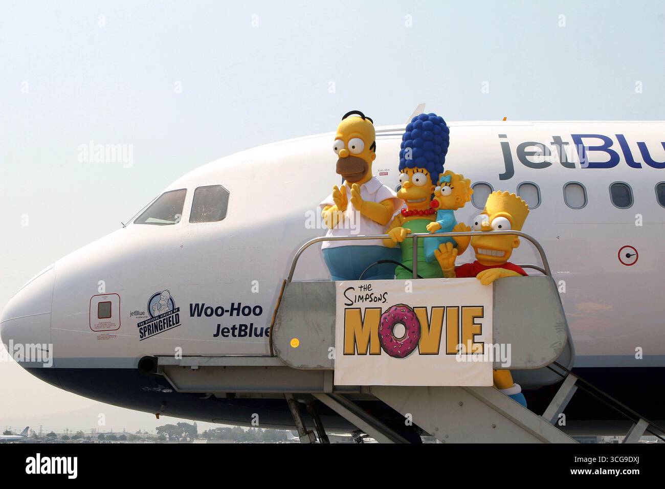 Homer, marge, Maggie et Bart Simpson à JetBlue Airways dévoilent le tout premier avion spécialisé, le 'Woo Hoo ! Jet Blue' dans la célébration de la sortie du film des Simpsons, qui s'est tenue au hangar million Air Bank, à l'aéroport de Burbank, Los Angeles - 17 juillet 2007 Banque D'Images