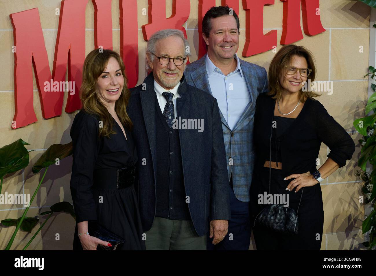 Londres, Royaume-Uni . 21 août 2025 . Kristie Macosko Krieger, Steven Spielberg, Jeff Small et Holly Bario photographiés au Thursday Murder Club UK Premi Banque D'Images
