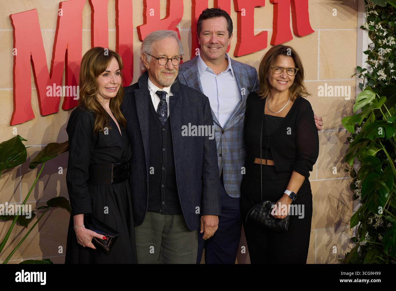 Londres, Royaume-Uni . 21 août 2025 . Kristie Macosko Krieger, Steven Spielberg, Jeff Small et Holly Bario photographiés au Thursday Murder Club UK Premi Banque D'Images