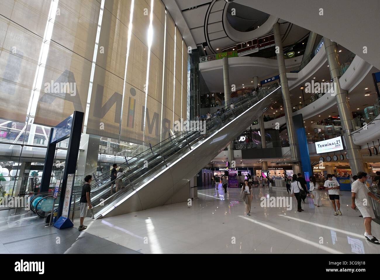 Un centre commercial est un grand centre commercial intérieur, généralement ancré par des grands magasins. Les prix élevés des terres dans les villes peuplées en Asie du Sud-est ont l Banque D'Images