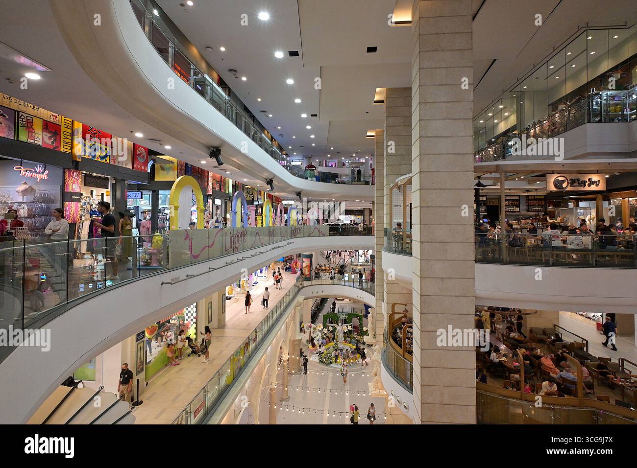 Un centre commercial est un grand centre commercial intérieur, généralement ancré par des grands magasins. Les prix élevés des terres dans les villes peuplées en Asie du Sud-est ont l Banque D'Images