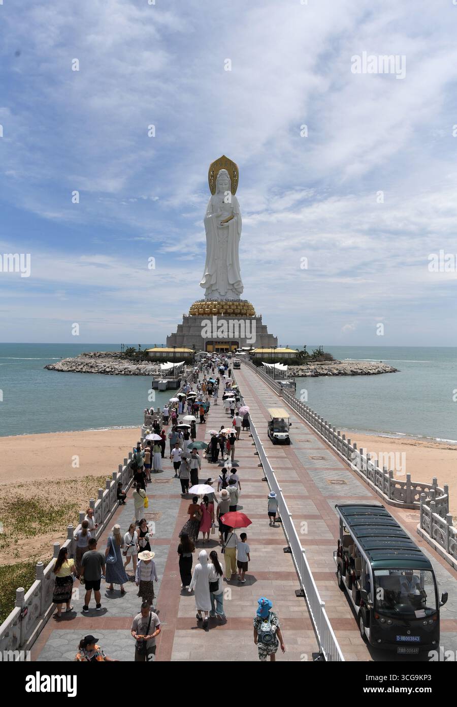 Sanya, province chinoise de Hainan. 27 août 2025. Les touristes visitent la zone touristique culturelle de Nanshan à Sanya, dans la province de Hainan du sud de la Chine, août 27, 2025. Après le passage du typhon Kajiki, la ville de Sanya a rapidement rétabli son marché touristique. Crédit : Zhao Yingquan/Xinhua/Alamy Live News Banque D'Images