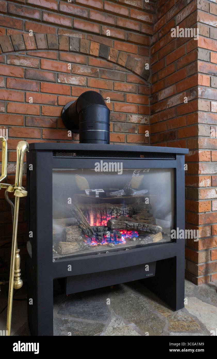 Poêle à bois Buring à aden Inside Suburban Home, 2025, MT, États-Unis Banque D'Images