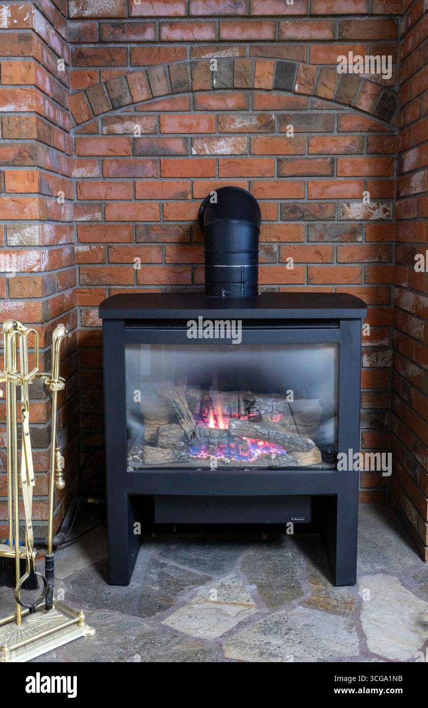 Poêle à bois Buring à aden Inside Suburban Home, 2025, MT, États-Unis Banque D'Images