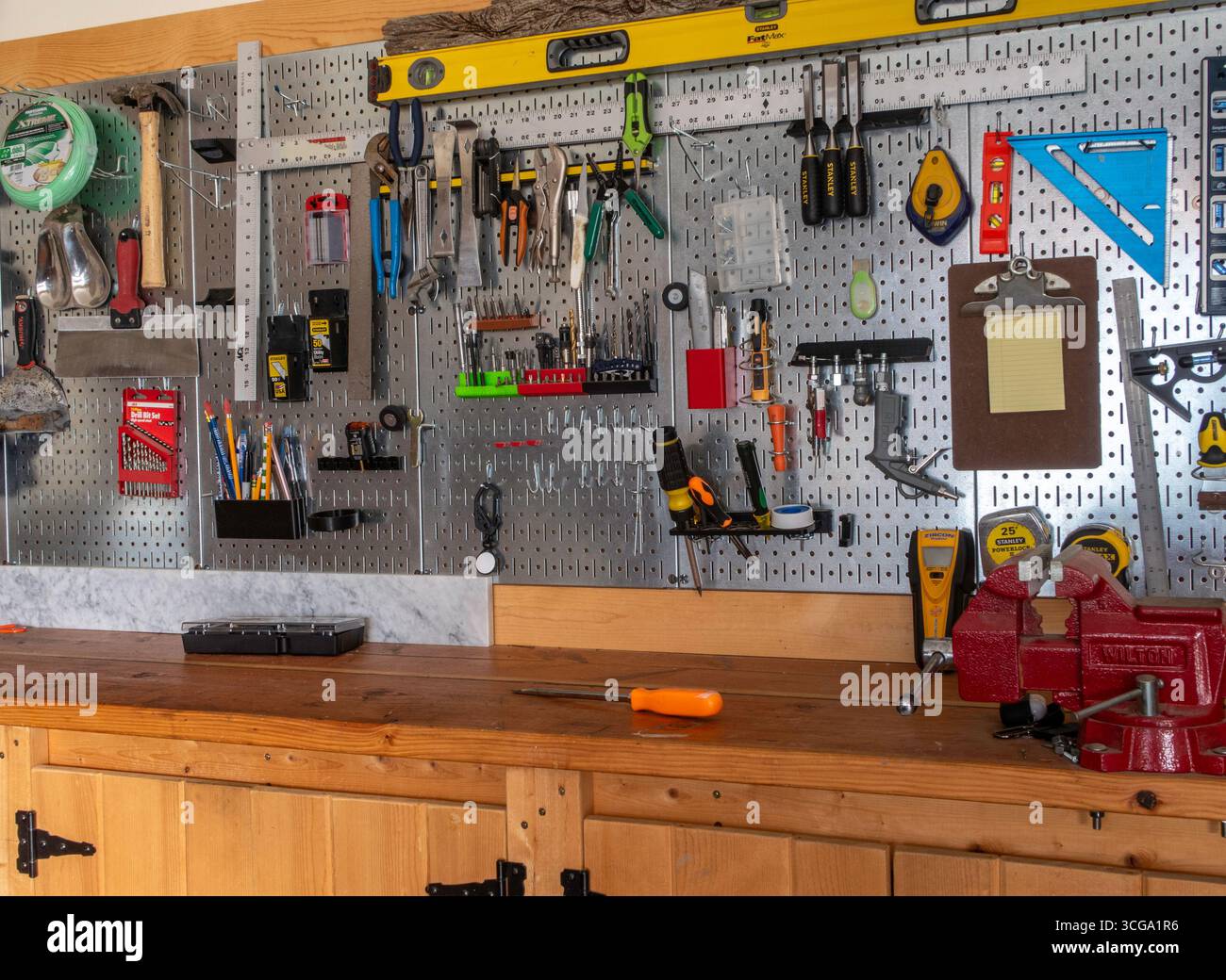 Gros plan d'un établi bien organisé dans une maison de banlieue, 2025, États-Unis Banque D'Images