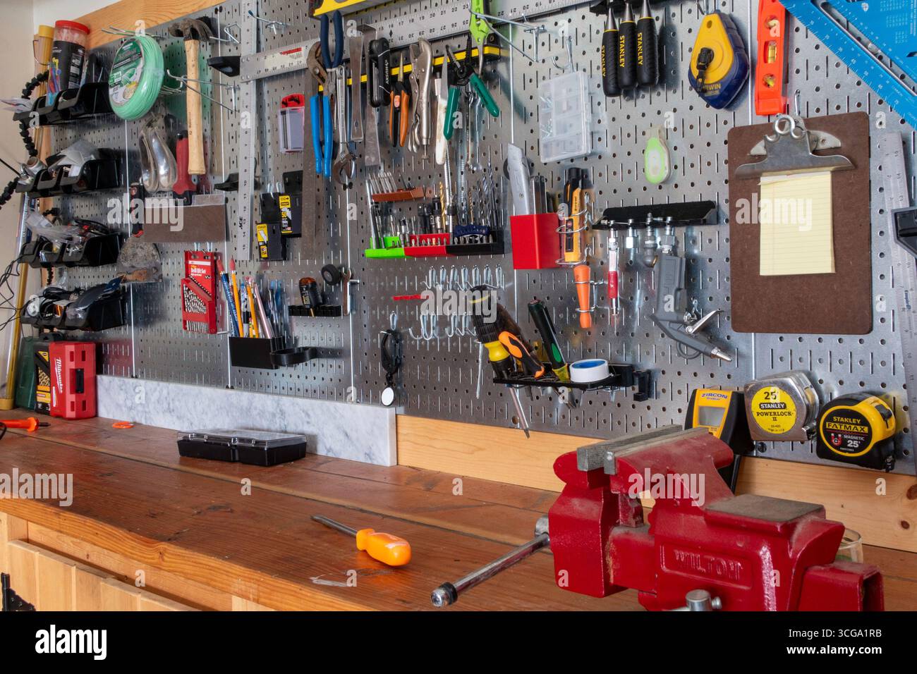 Gros plan d'un établi bien organisé dans une maison de banlieue, 2025, États-Unis Banque D'Images