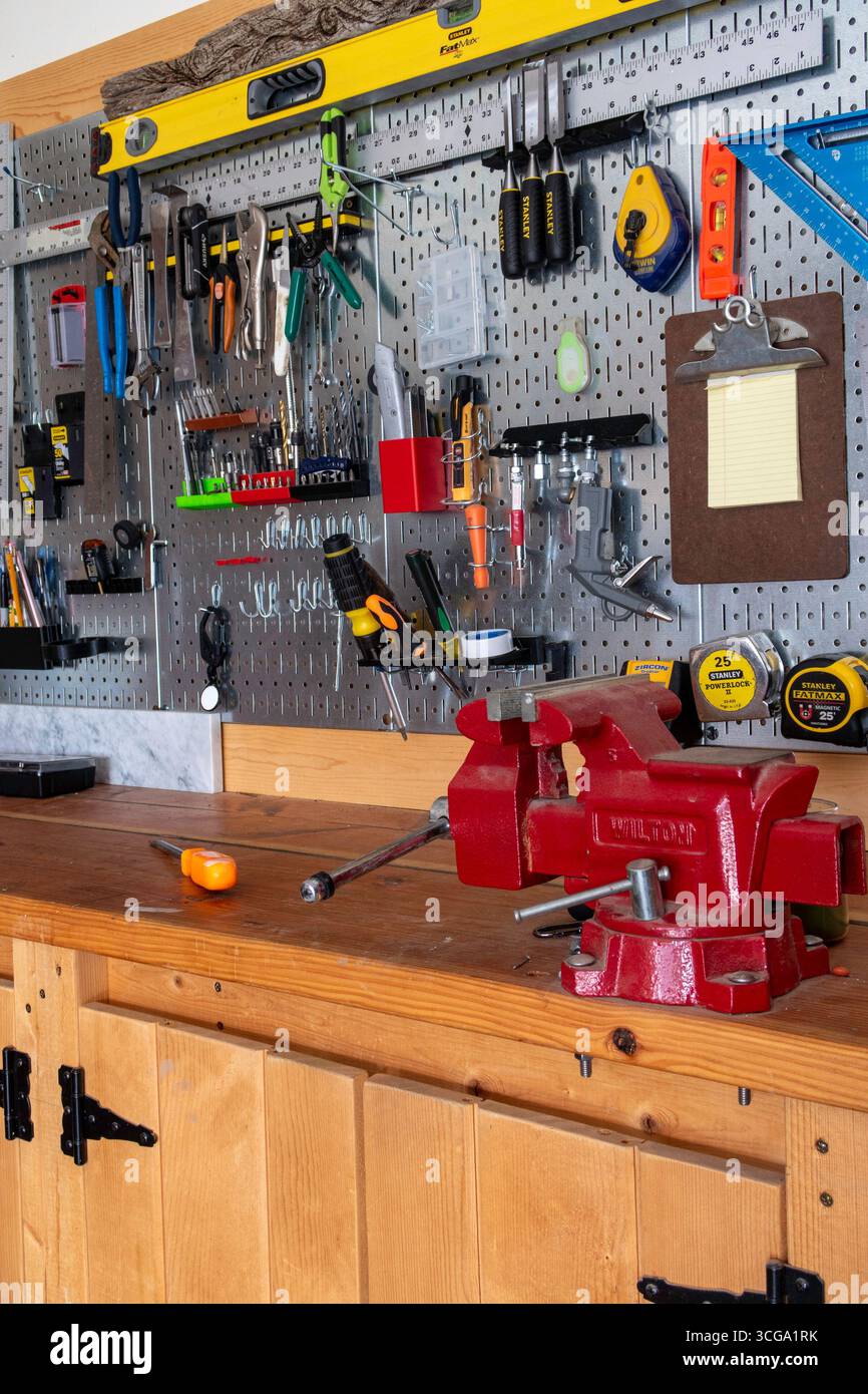 Gros plan d'un établi bien organisé dans une maison de banlieue, 2025, États-Unis Banque D'Images