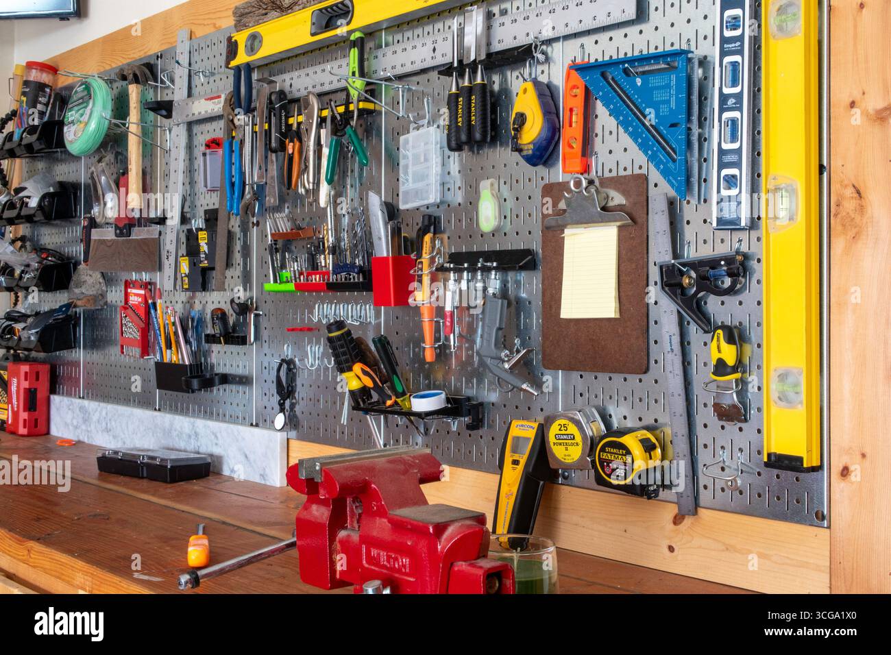 Gros plan d'un établi bien organisé dans une maison de banlieue, 2025, États-Unis Banque D'Images