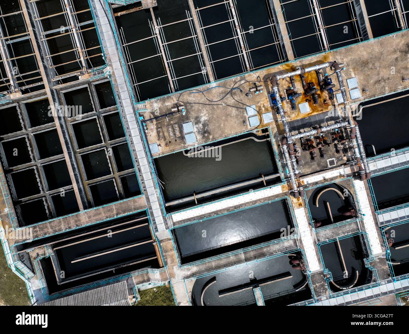 Infrastructure industrielle de gestion de l'eau comprenant des piscines de traitement et des systèmes de recyclage conçus pour l'efficacité énergétique et la durabilité. Banque D'Images