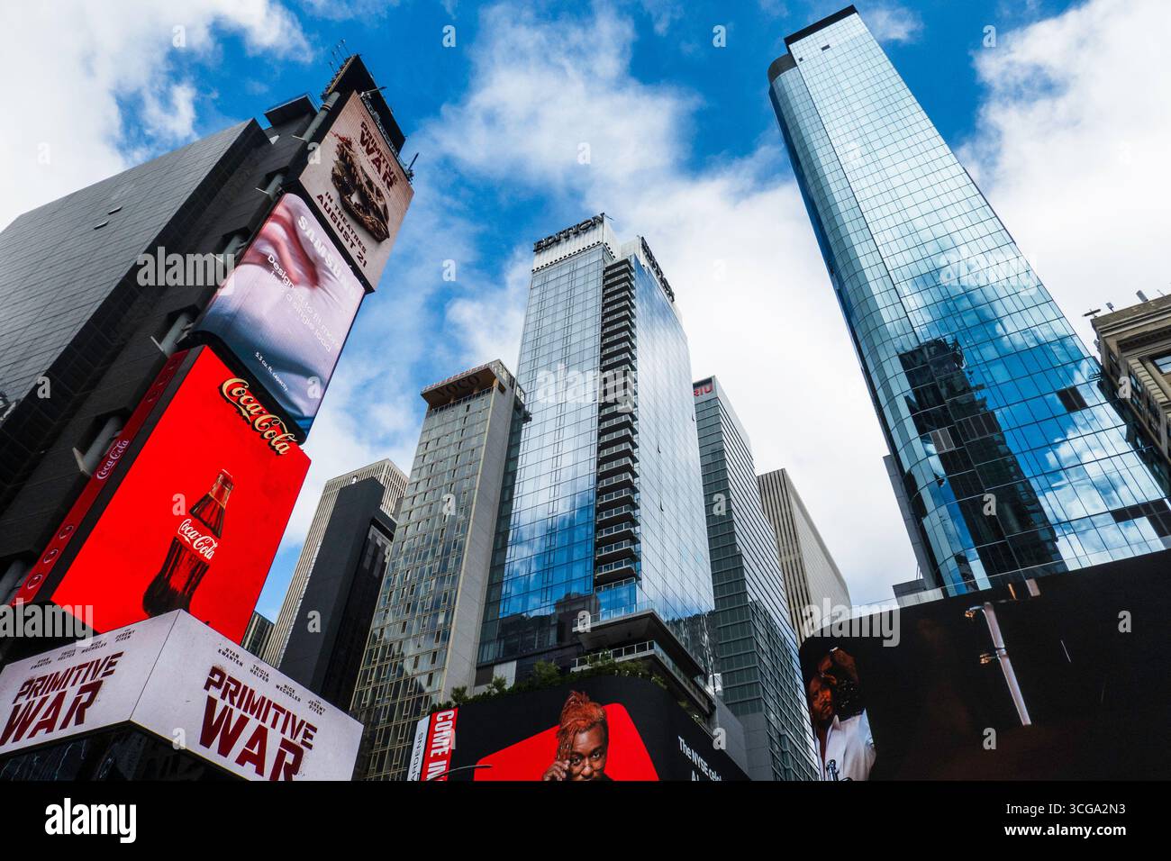 Times Square est le cœur du quartier des théâtres avec des lumières vives et des publicités à New York City, USA 2025 Banque D'Images