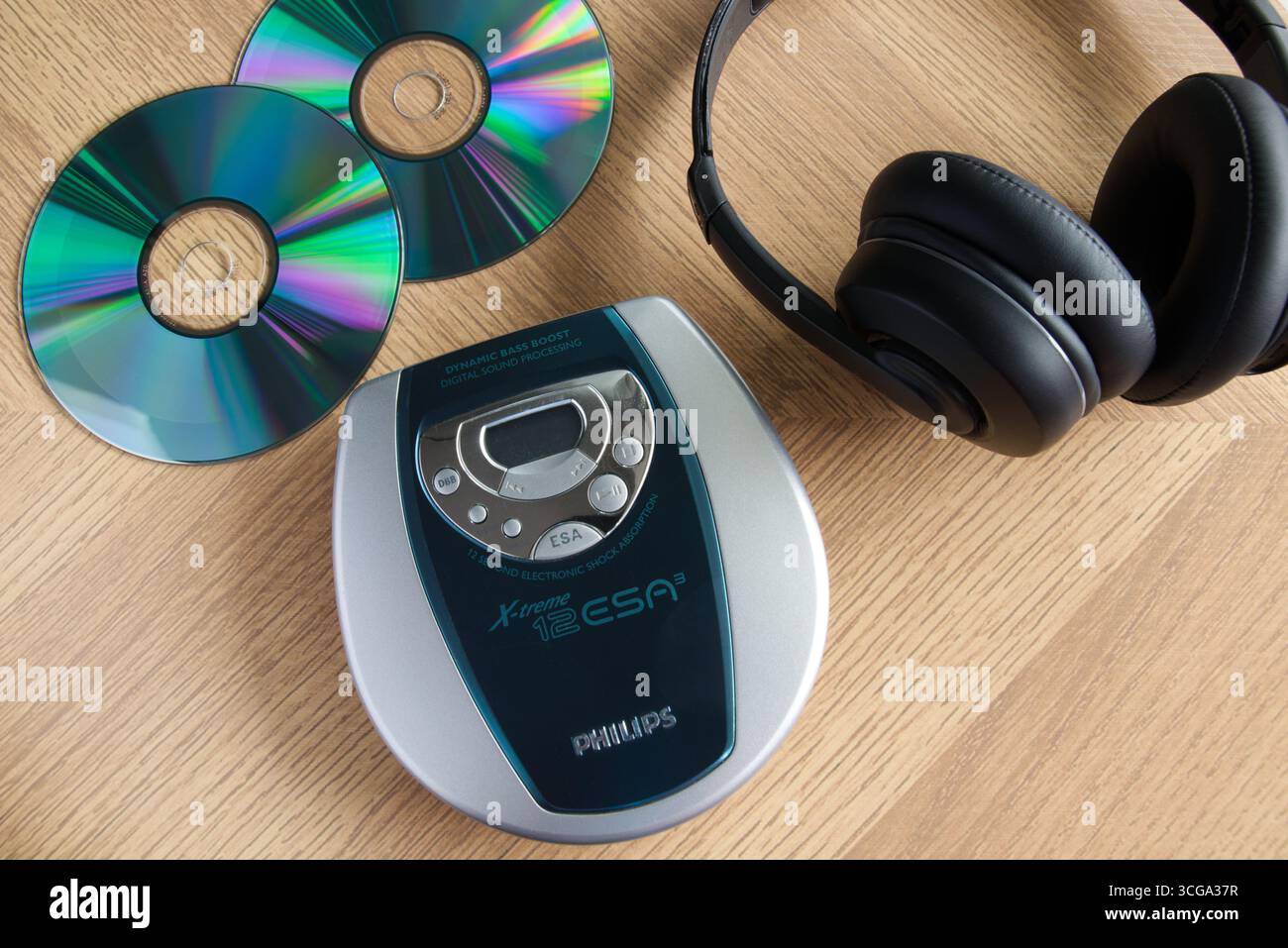 Philips Discman à côté d'écouteurs et de CD de musique sur un fond en bois Banque D'Images